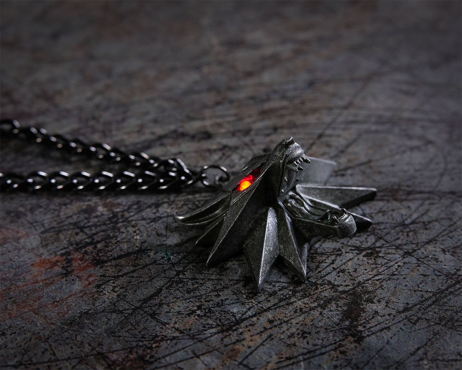 Produktbild Witcher - Wild Hunt Medaillon mit LED Augen