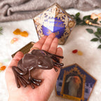 Produktbild Schokofrosch Figur mit Sammelkarte - Harry Potter Replik