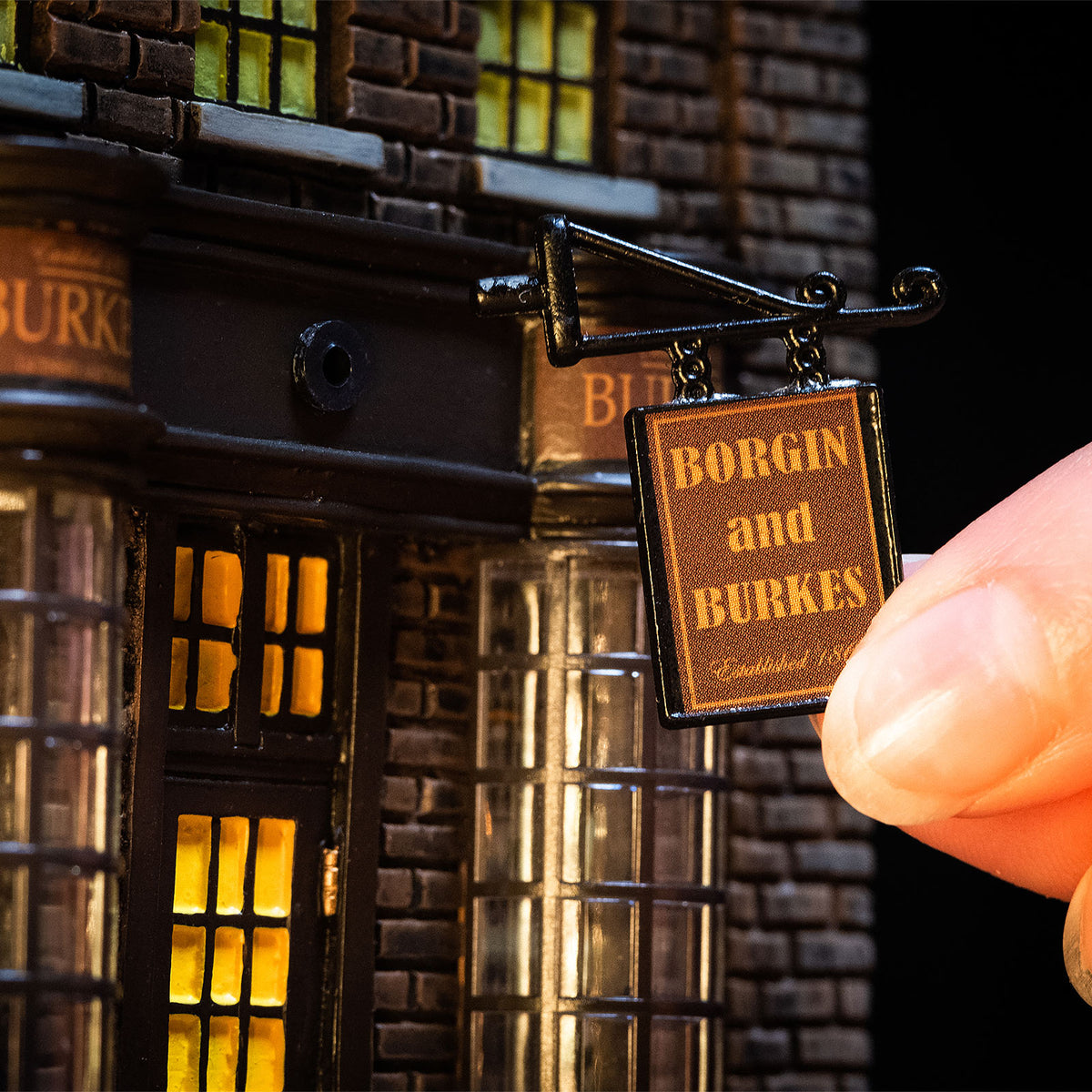 Immagine del prodotto Replica Miniatura del Negozio Borgin & Burkes con Illuminazione - Harry Potter