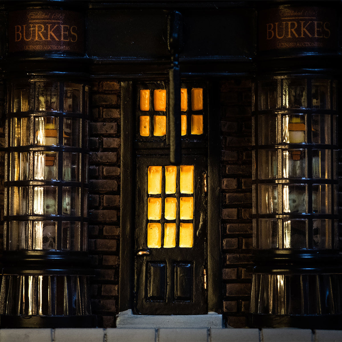 Immagine del prodotto Replica Miniatura del Negozio Borgin & Burkes con Illuminazione - Harry Potter