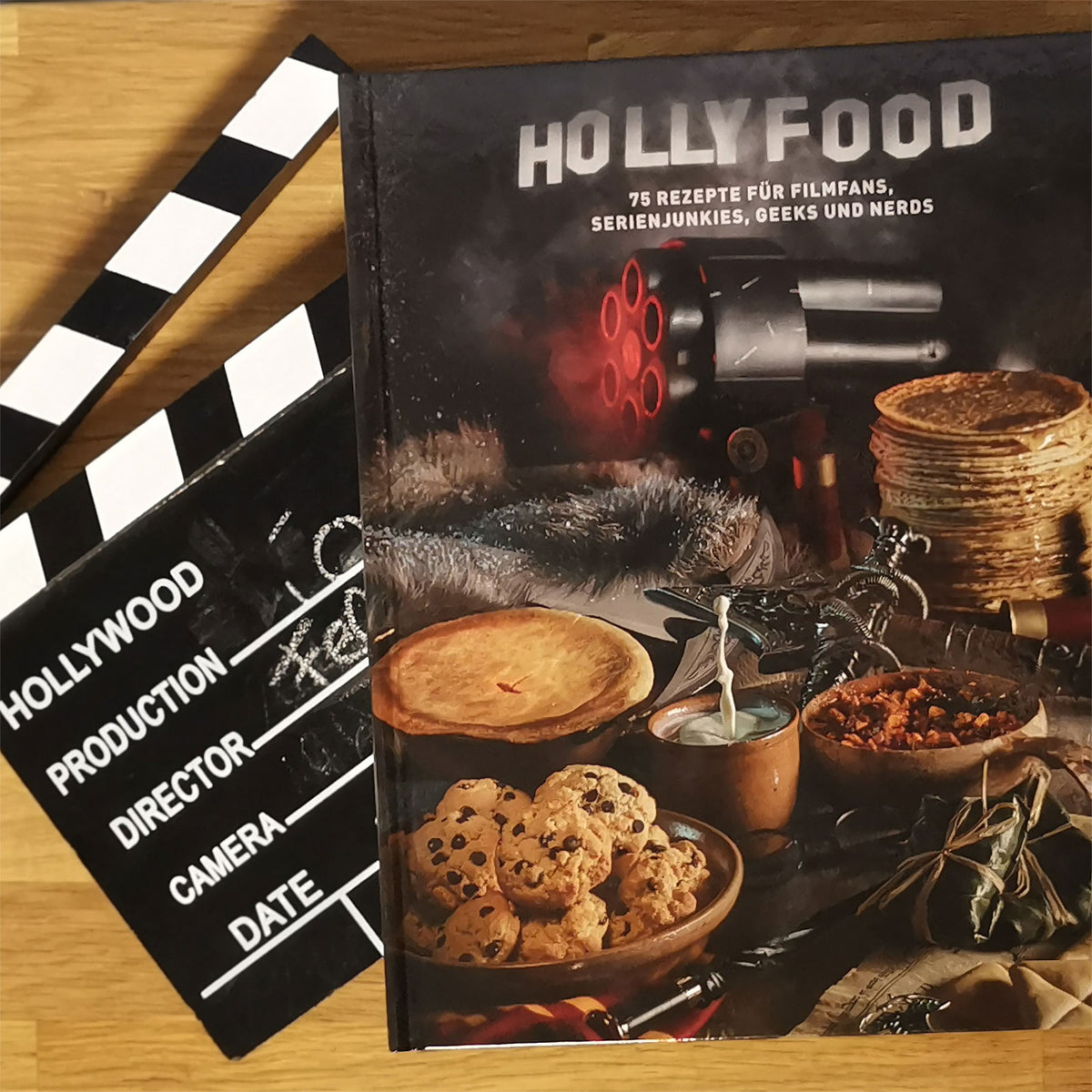 Image produit Hollyfood - Livre de cuisine pour les fans de films, les accros aux séries, les geeks et les nerds