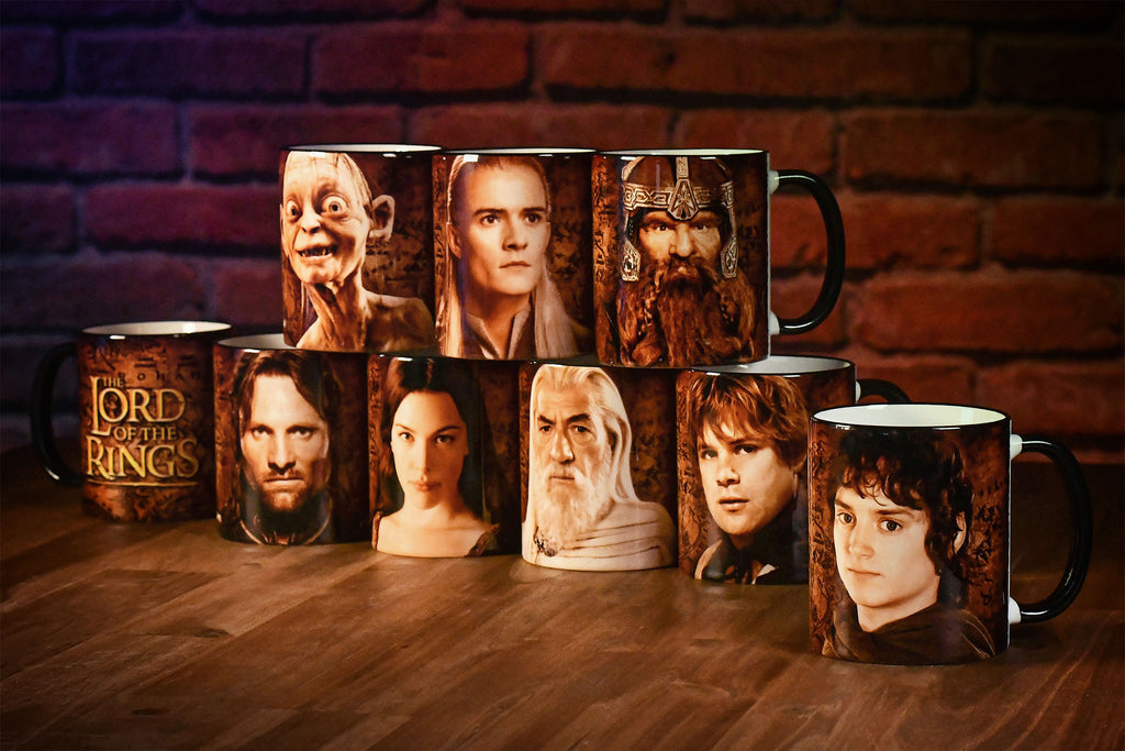 Produktbild Elbenwald Herr der Ringe Tasse 20 Jahre Jubiläums Kollektion mit Gandalf Rundumdruck und Filmlogo 320 ml Keramik