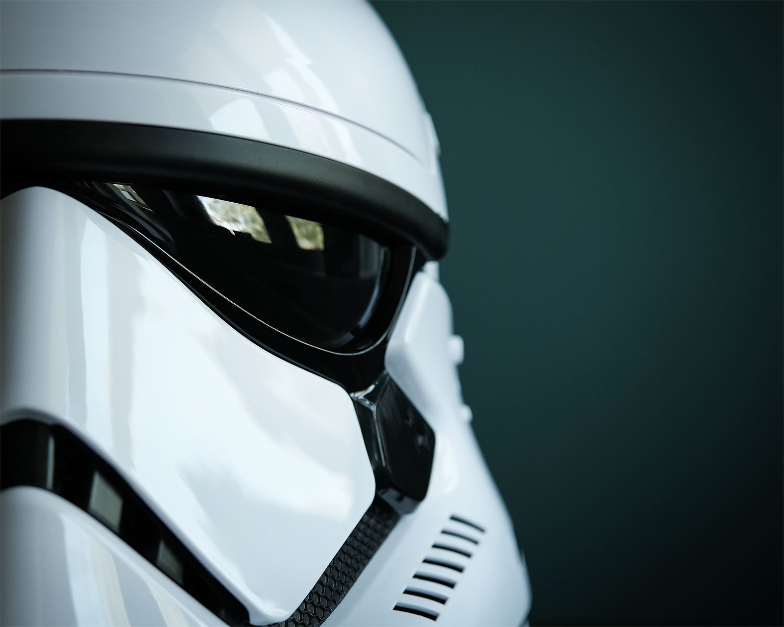 Produktbild First Order Stormtrooper Helm Replik mit Stimmenverzerrer - Star Wars