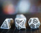 Produktbild Witcher - Geralt White Wolf RPG Würfel Set 7tlg mit Sammlermünze