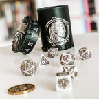 Produktbild Witcher - Geralt White Wolf RPG Würfel Set 7tlg mit Sammlermünze