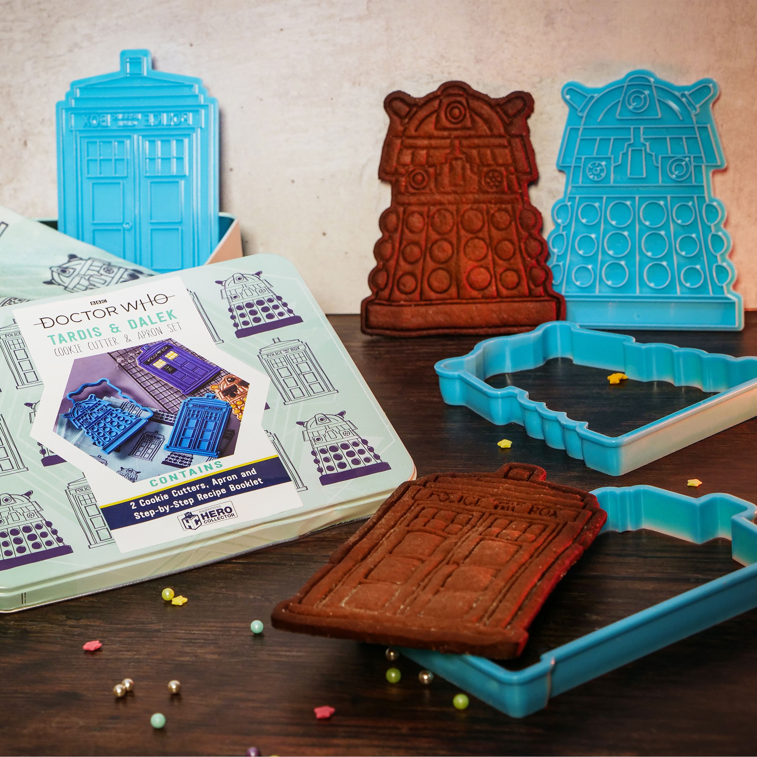 Immagine del prodotto Doctor Who - Tardis e Dalek Scatola per biscotti con stampini e grembiule