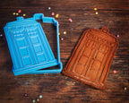 Immagine del prodotto Doctor Who - Tardis e Dalek Scatola per biscotti con stampini e grembiule