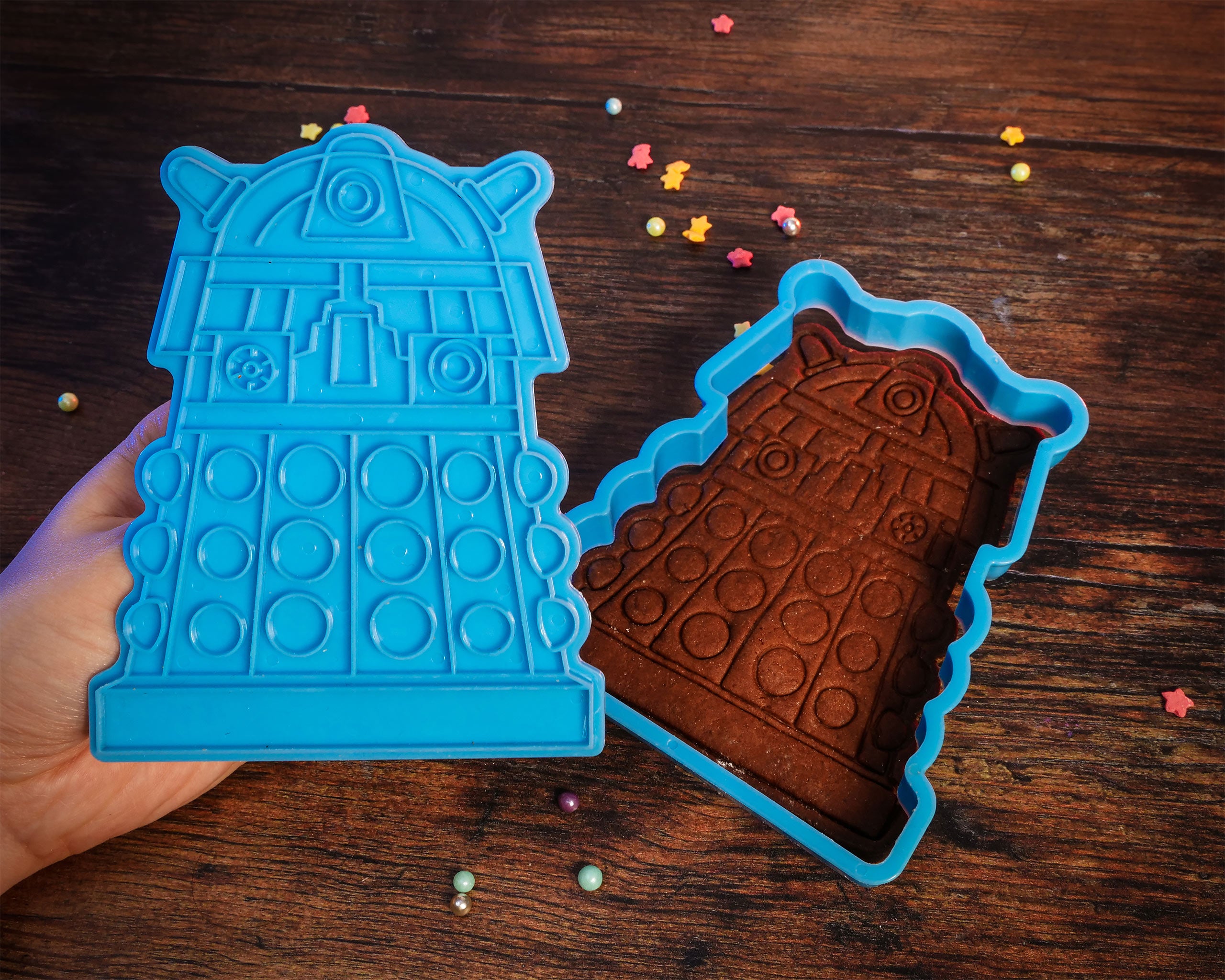 Immagine del prodotto Doctor Who - Tardis e Dalek Scatola per biscotti con stampini e grembiule