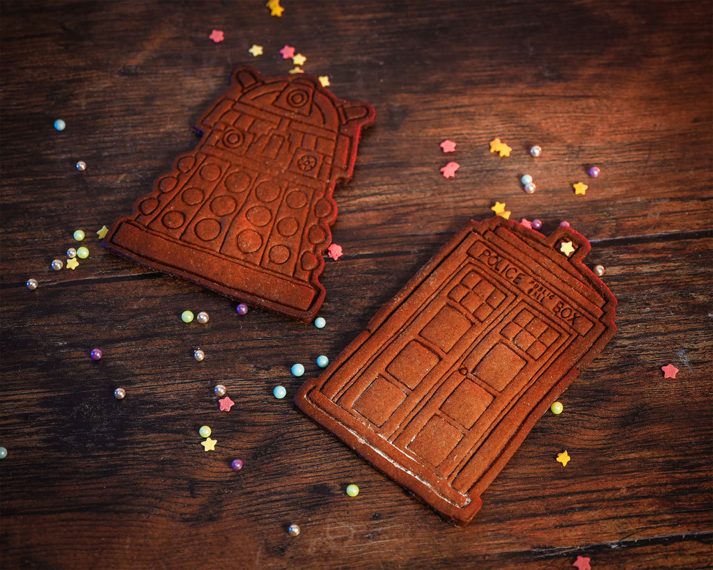 Immagine del prodotto Doctor Who - Tardis e Dalek Scatola per biscotti con stampini e grembiule