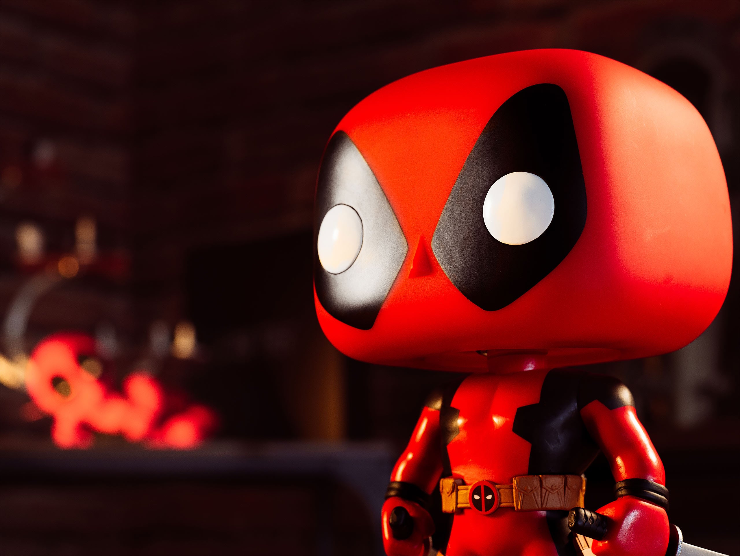 Produktbild Marvel - Deadpool mit Schwertern Funko Pop Wackelkopf-Figur 23,5 cm