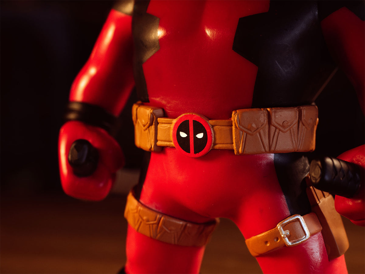Produktbild Marvel - Deadpool mit Schwertern Funko Pop Wackelkopf-Figur 23,5 cm