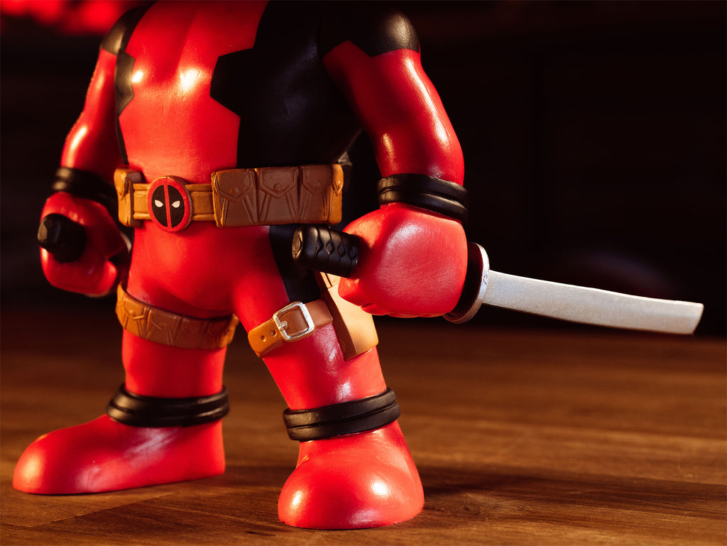 Produktbild Marvel - Deadpool mit Schwertern Funko Pop Wackelkopf-Figur 23,5 cm
