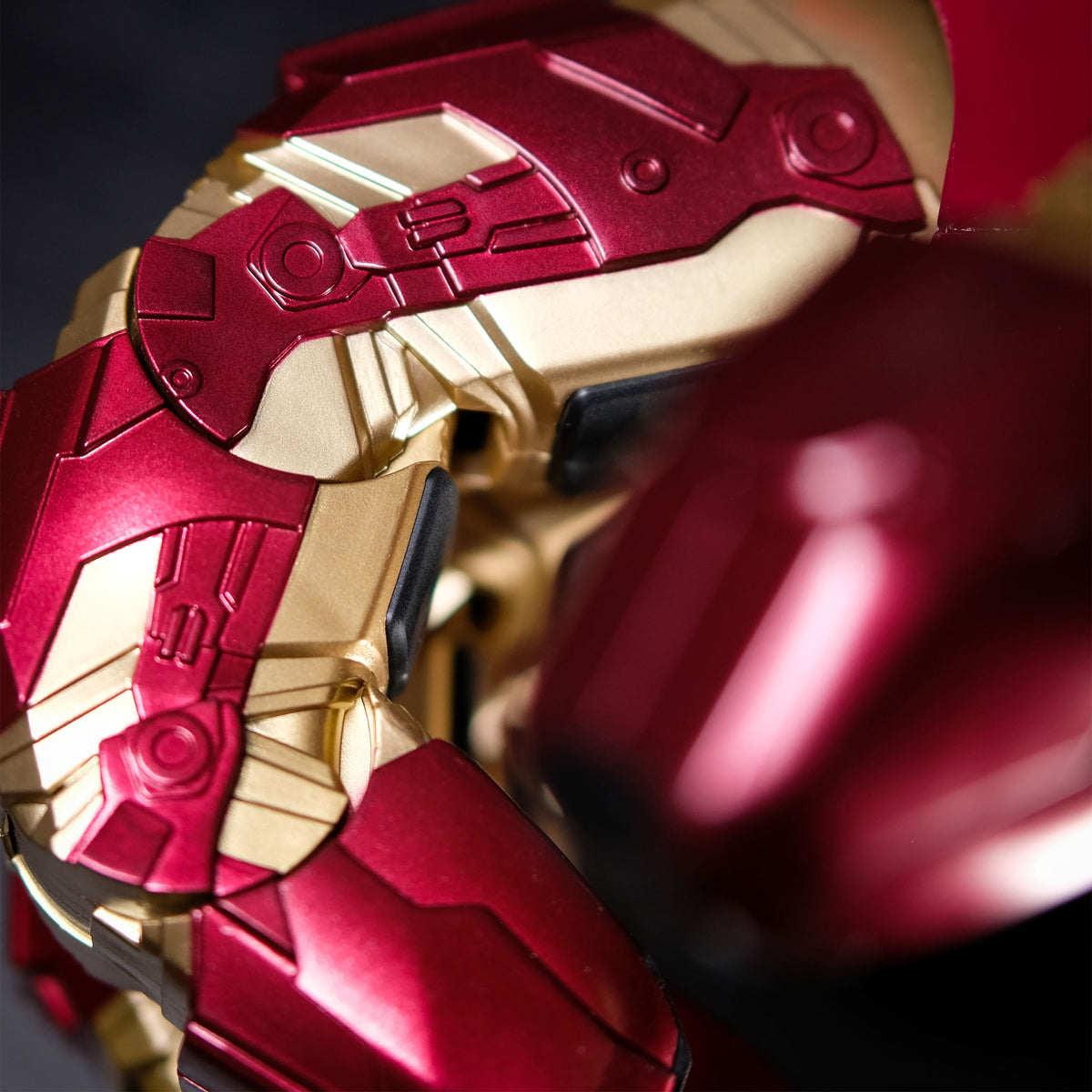 Produktbild Avengers Endgame - Iron Man Gauntlet mit Licht und Sound