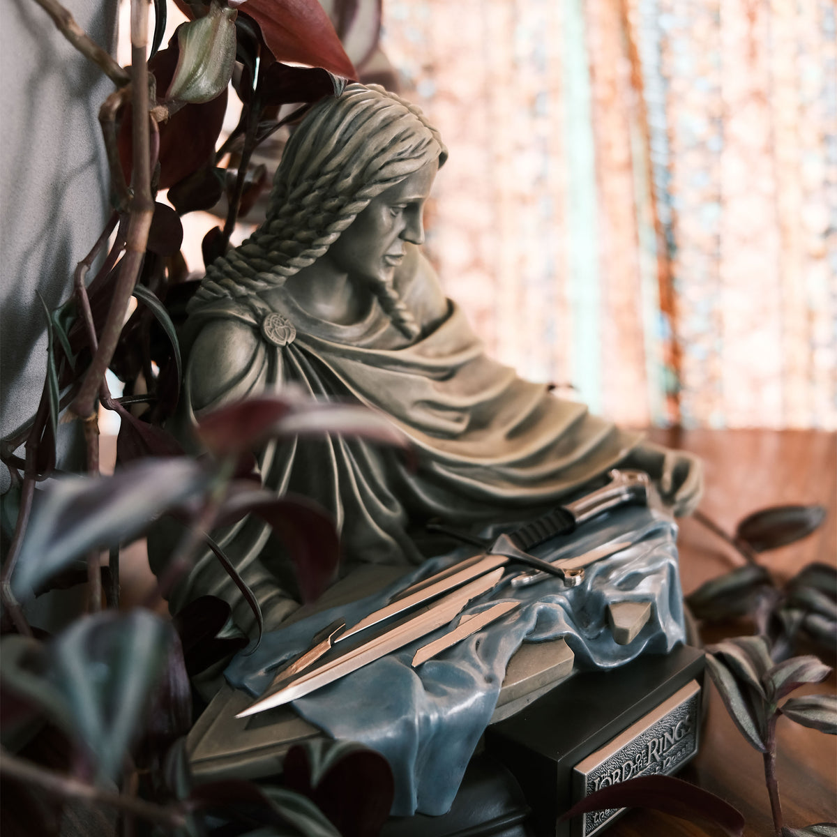 Produktbild Der Herr der Ringe - Narsils gebrochene Klinge mit Statue 1:5