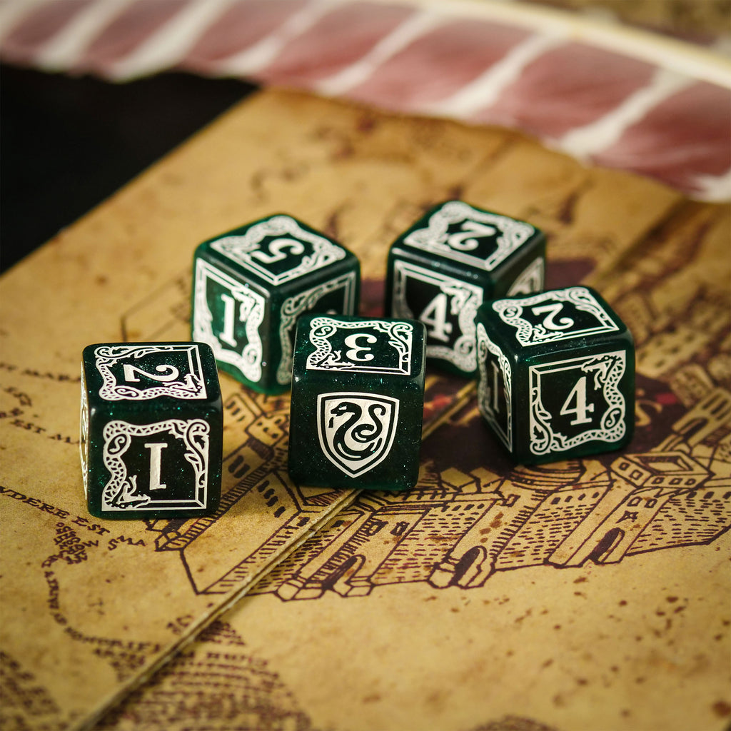Immagine del prodotto Harry Potter - Set di dadi RPG di Serpeverde 5 pezzi con sacchetto per dadi verde