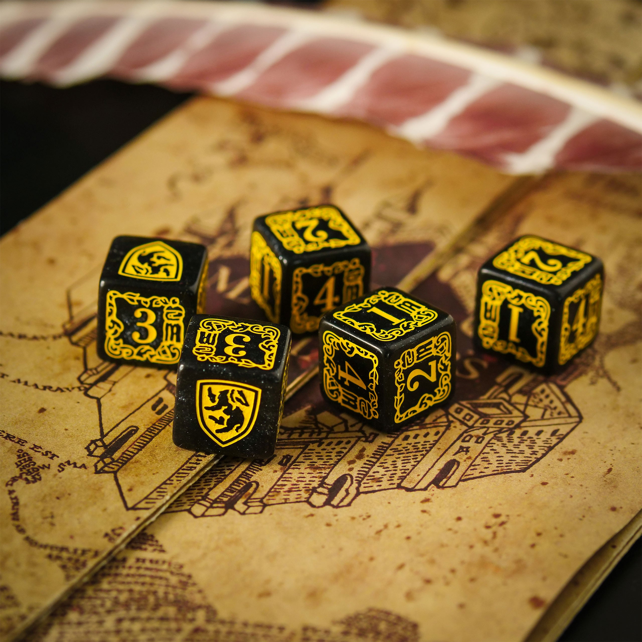 Immagine del prodotto Harry Potter - Set di dadi RPG Hufflepuff 5 pezzi con sacchetto dei dadi giallo