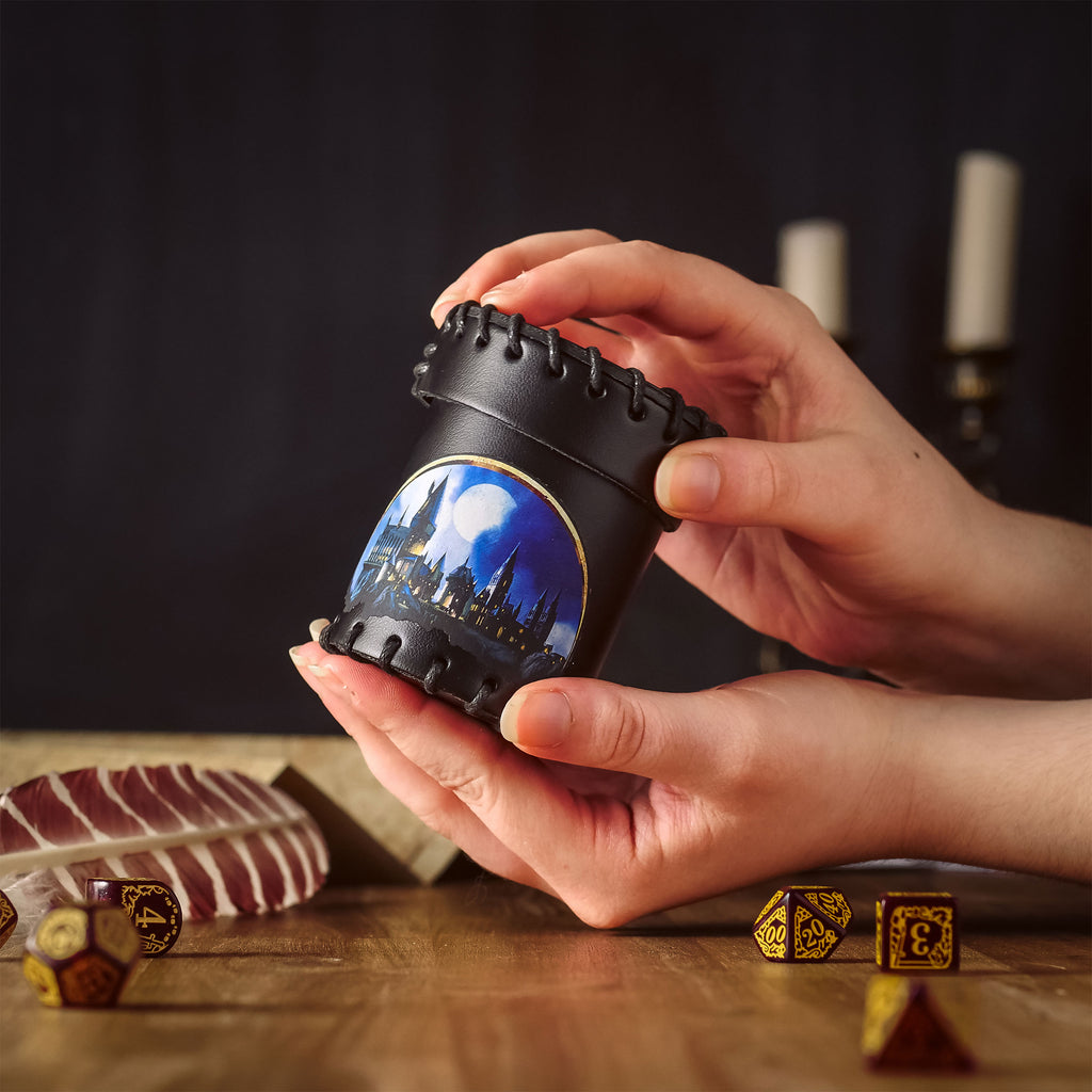 Immagine del prodotto Harry Potter - Bicchiere da dadi Hogwarts nero