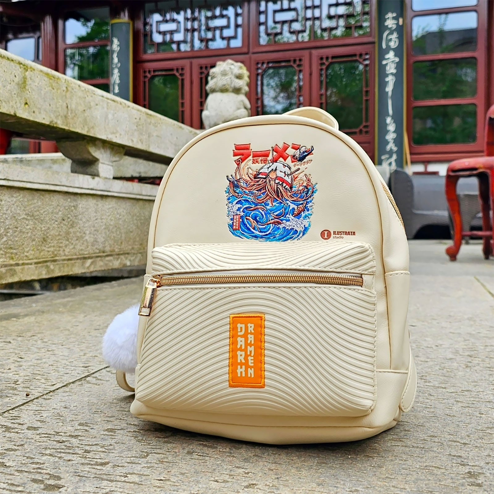 Produktbild Ilustrata - Dark Ramen Rucksack mit Pom Pom Anhänger beige