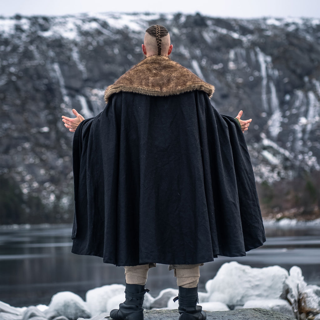 Image produit Cape médiévale avec fausse fourrure noire
