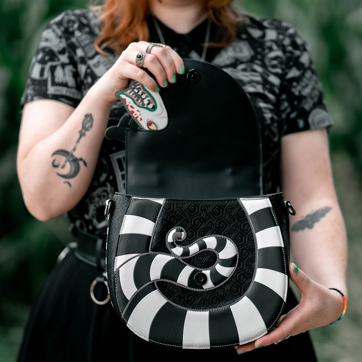 Produktbild Beetlejuice - Sandworm Crossbody Tasche