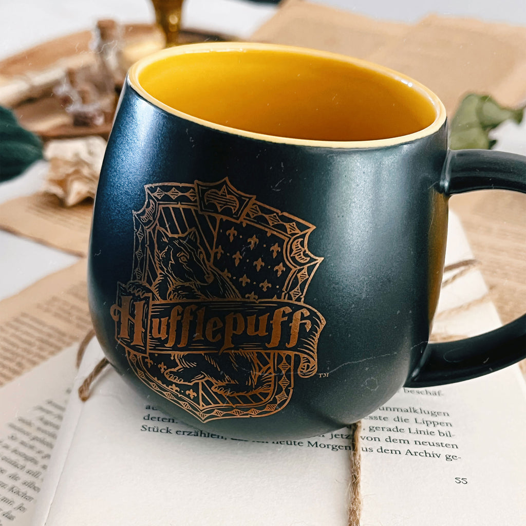 Produktbild Hufflepuff Tasse mit 3D Hogwarts Wappen innen - Harry Potter
