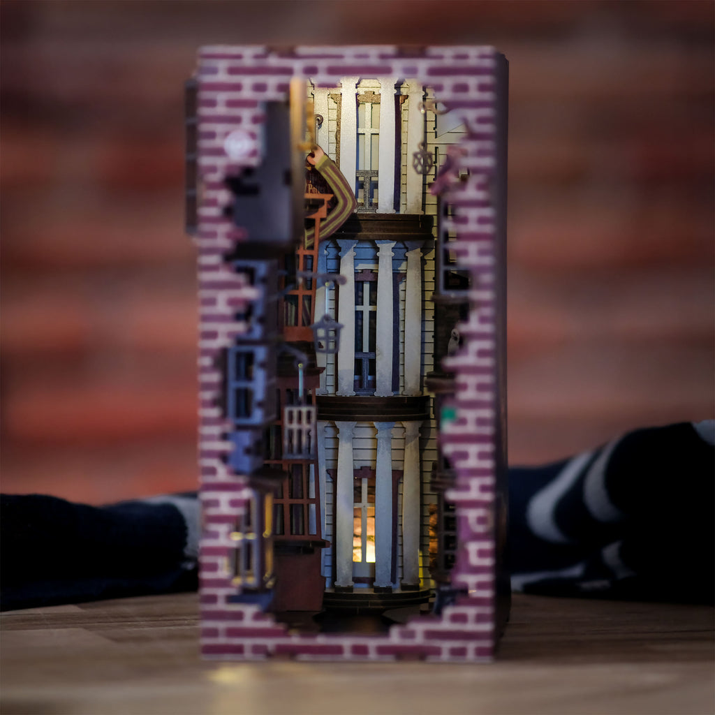 Produktbild Harry Potter - Winkelgasse Book Nook Modell Bausatz Holz