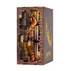 Produktbild Harry Potter - Winkelgasse Book Nook Modell Bausatz Holz