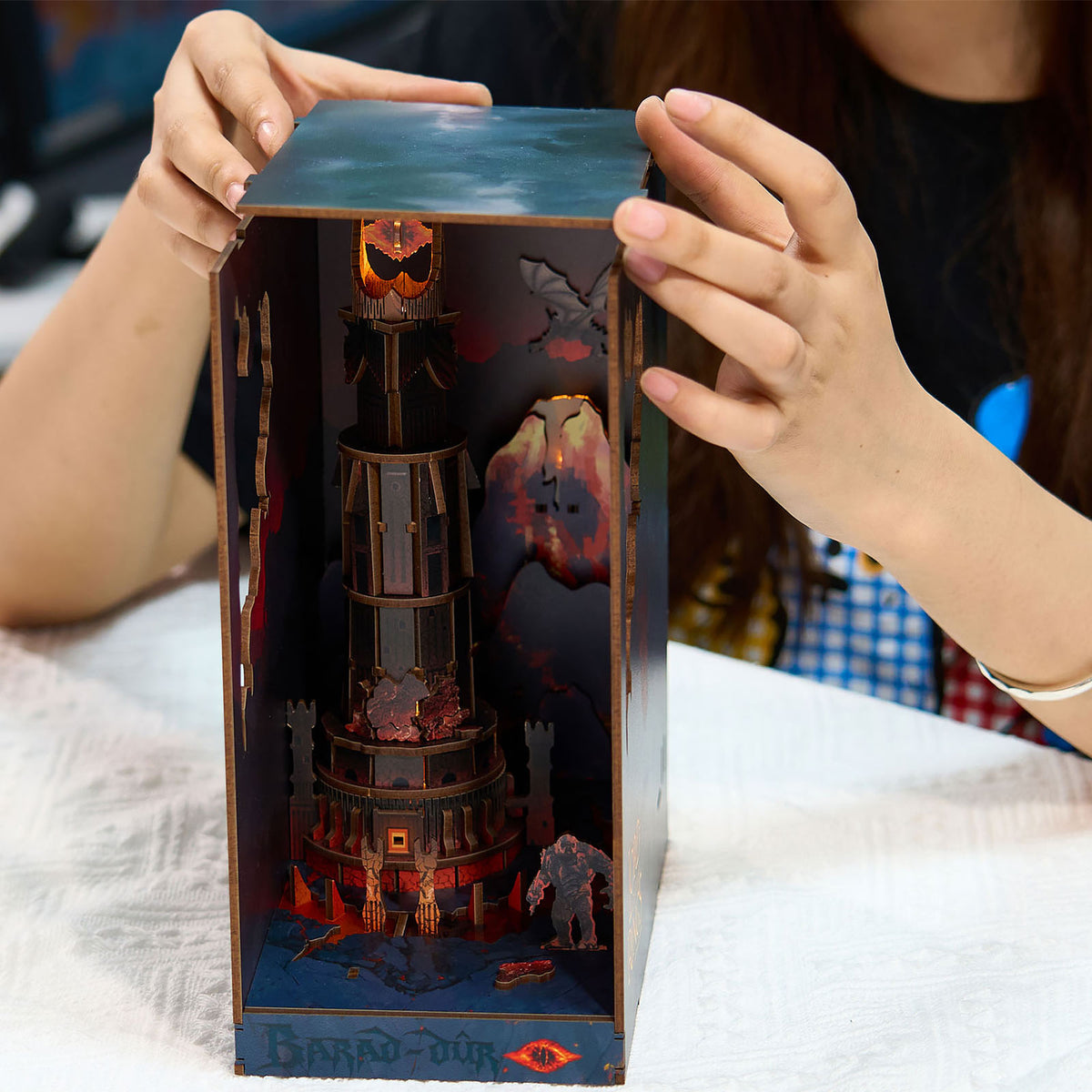 Immagine del prodotto Il Signore degli Anelli - Barad-dûr Book Nook kit modello in legno