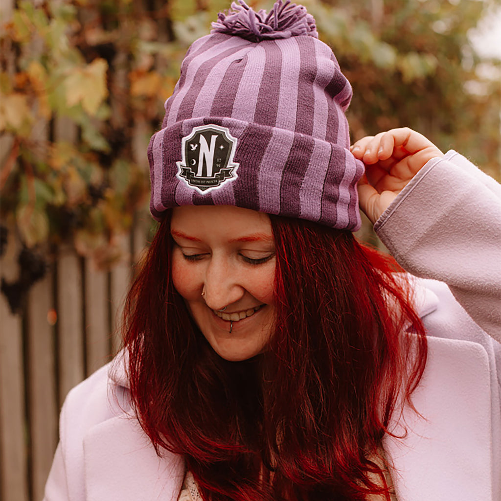 Image produit Wednesday - Bonnet à pompon logo Nevermore