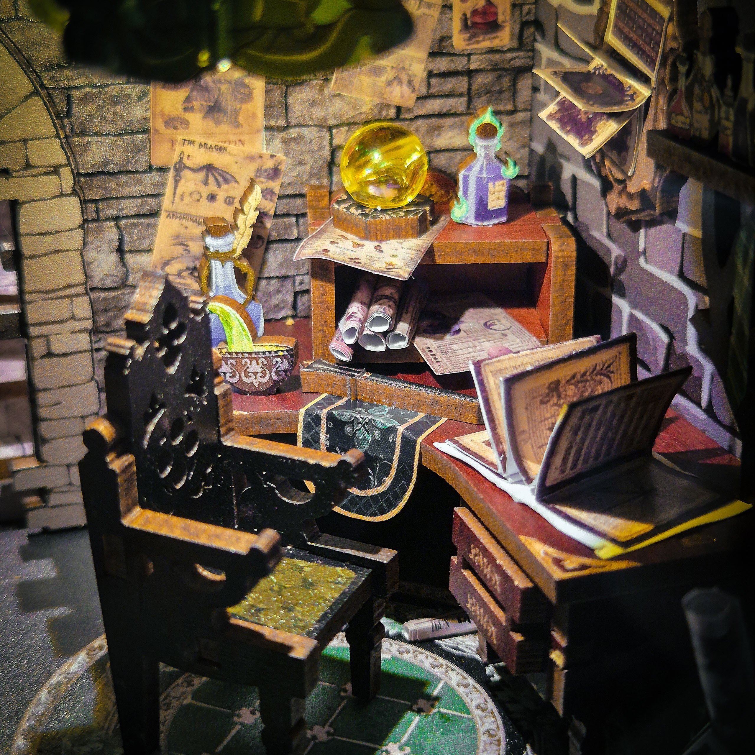 Immagine del prodotto Darkness Common Room Book Nook kit modello in legno per i fan di Harry Potter