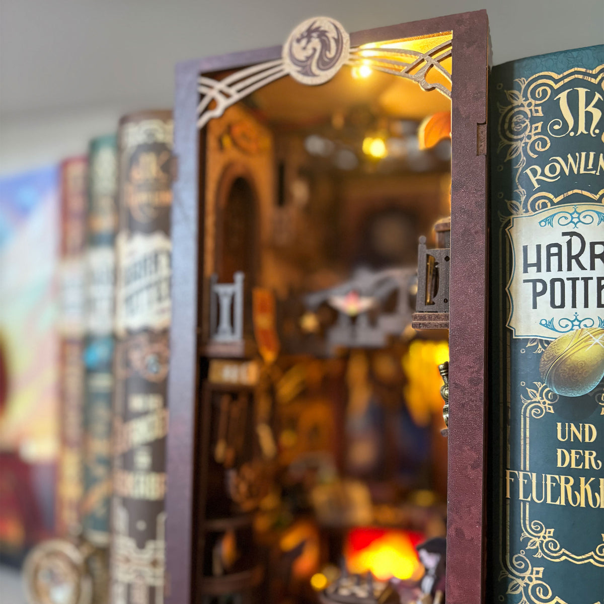 Produktbild Flame Common Room Book Nook Modell Bausatz Holz für Harry Potter Fans