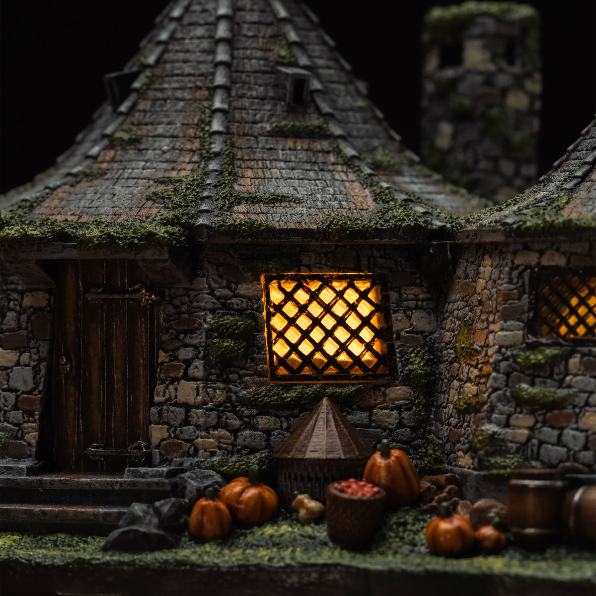 Produktbild Harry Potter - Hagrids Hütte Miniatur Replik mit LED Leuchtfunktion