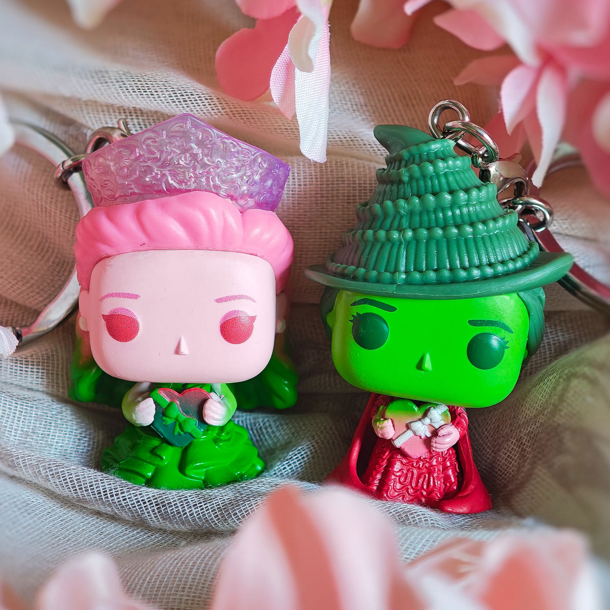 Produktbild Wicked - Glinda und Elphaba (Ombre) Funko Pop Schlüsselanhänger 2er Set
