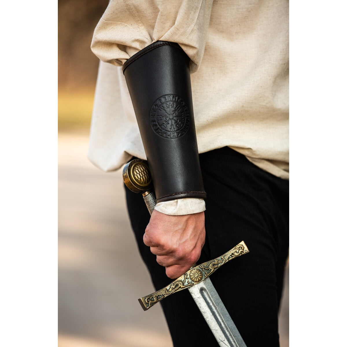 Image produit Brassard médiéval en cuir Ottar avec embossage Vegvisir noir