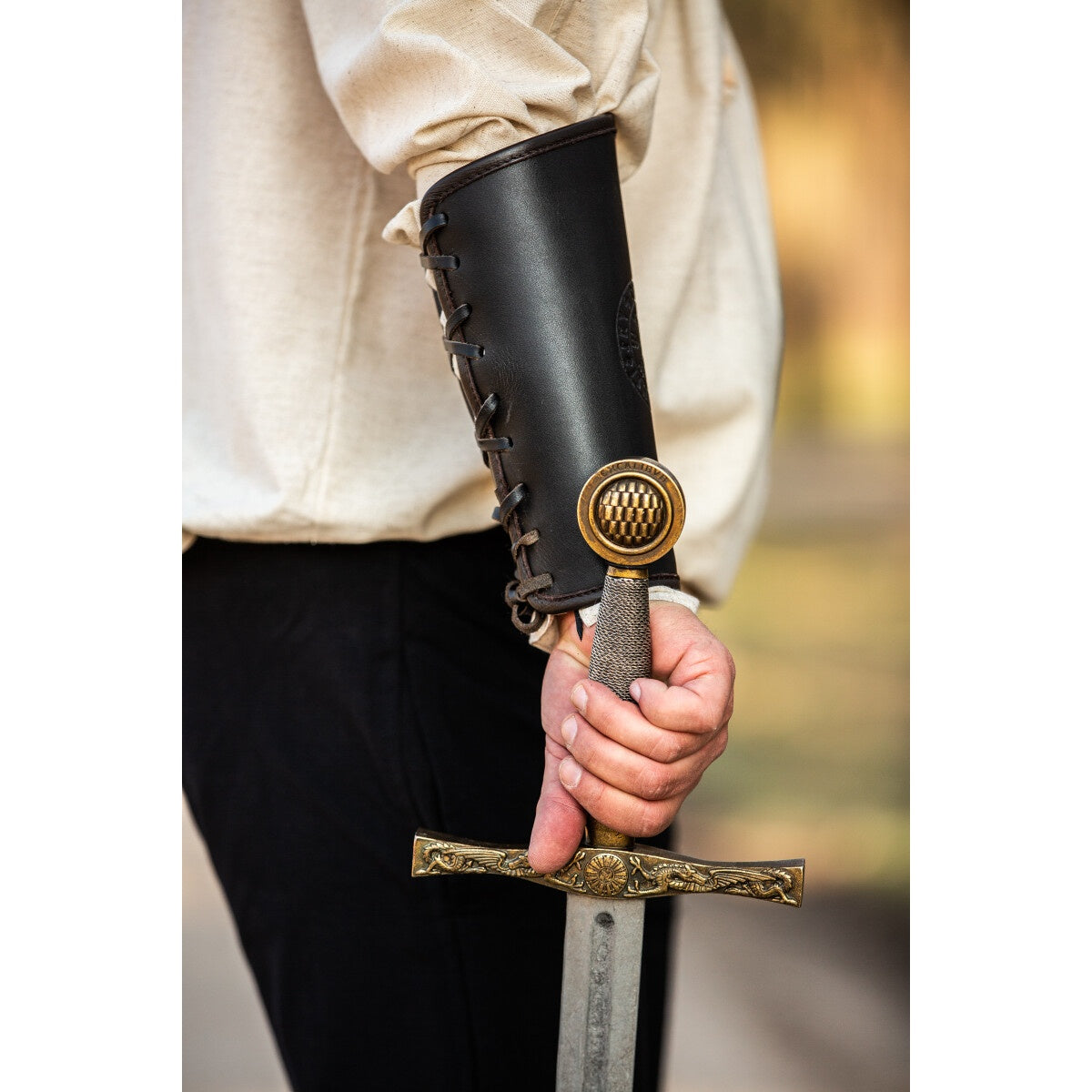 Image produit Brassard médiéval en cuir Ottar avec embossage Vegvisir noir