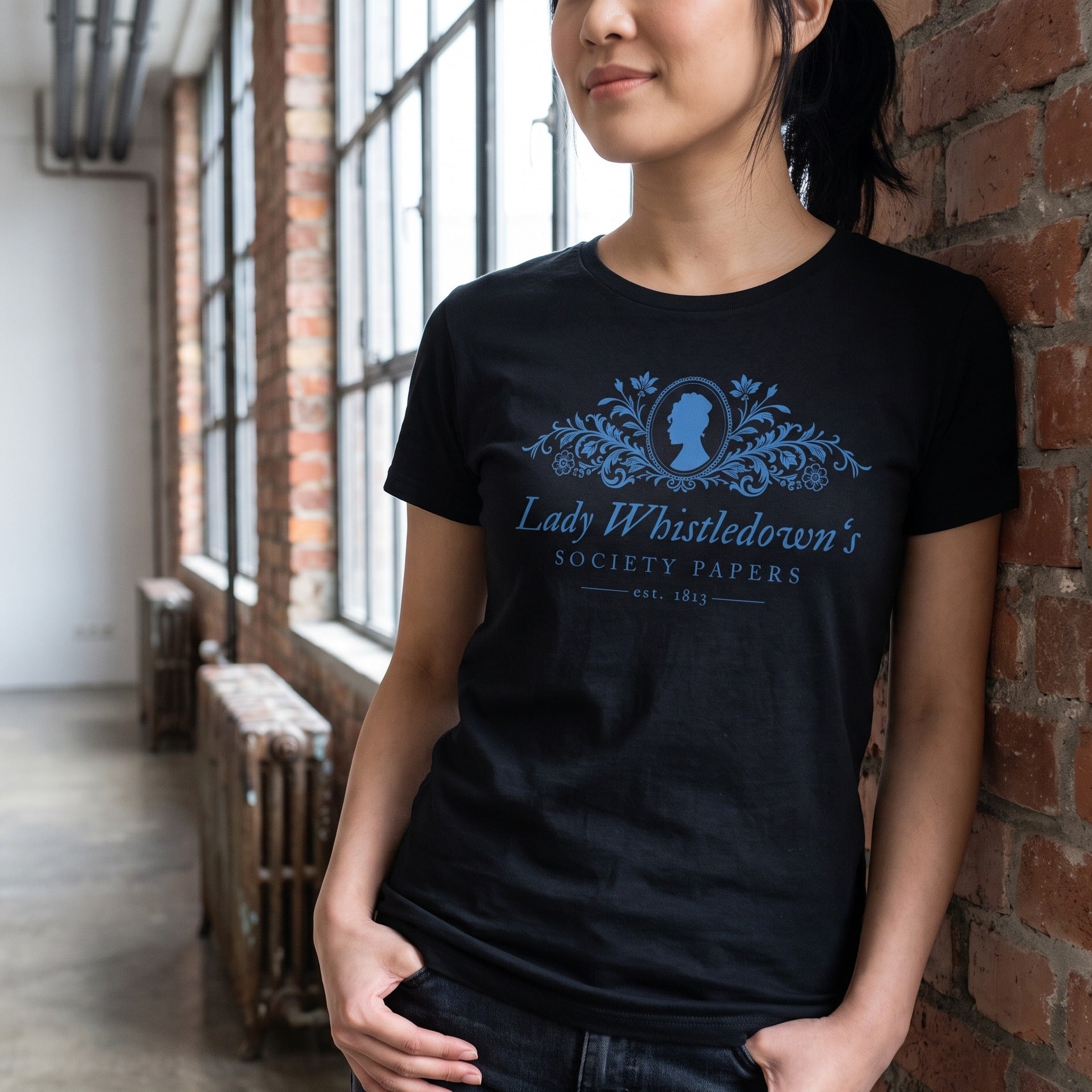 Image produit T-shirt Society Papers noir pour fans de La Chronique des Bridgerton