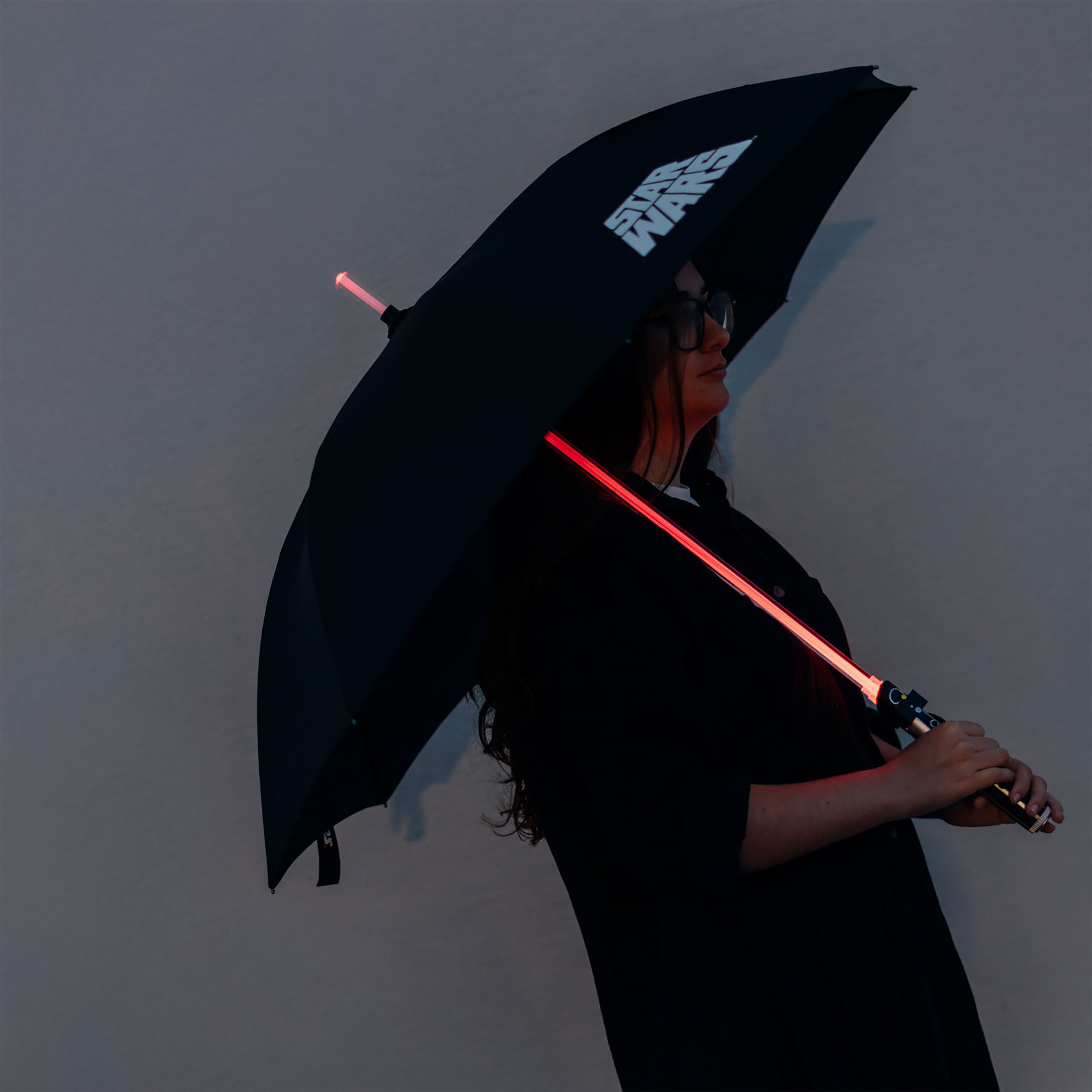 Image produit Parapluie sabre laser Dark Vador avec fonction lumineuse - Star Wars