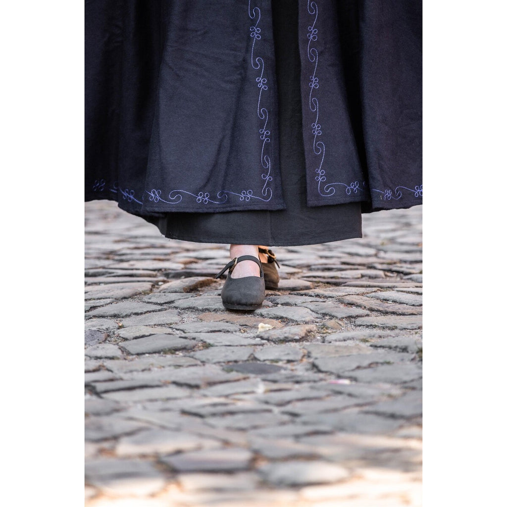 Image produit Cape médiévale avec broderie et fibule Gesa