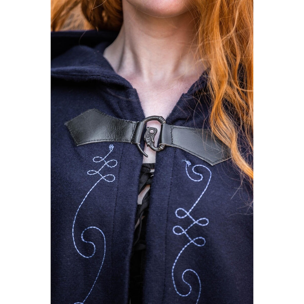 Image produit Cape médiévale avec broderie et fibule Gesa