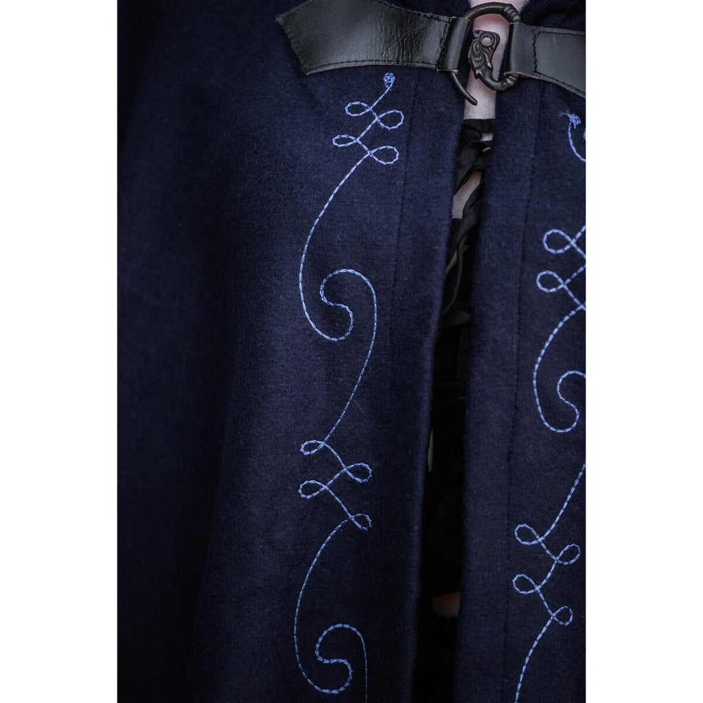 Image produit Cape médiévale avec broderie et fibule Gesa