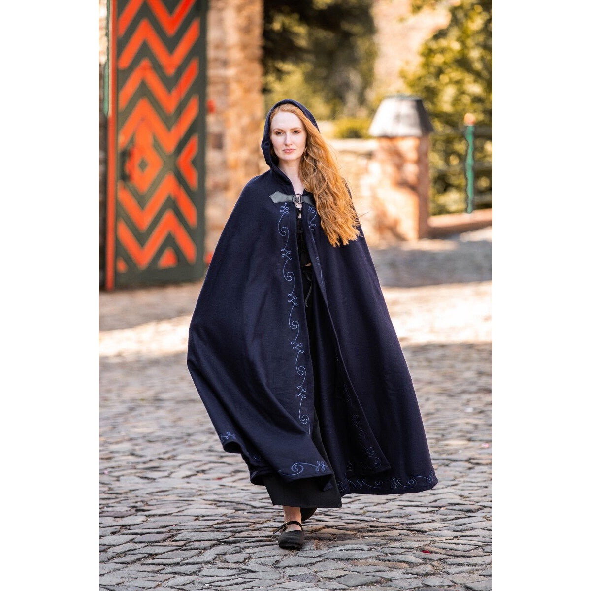 Image produit Cape médiévale avec broderie et fibule Gesa