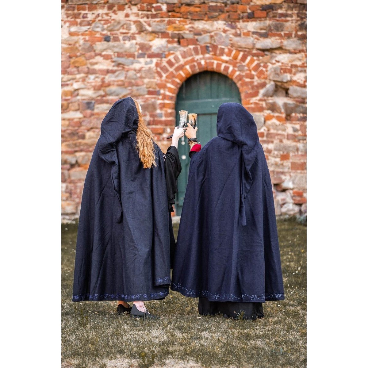 Image produit Cape médiévale avec broderie et fibule Gesa