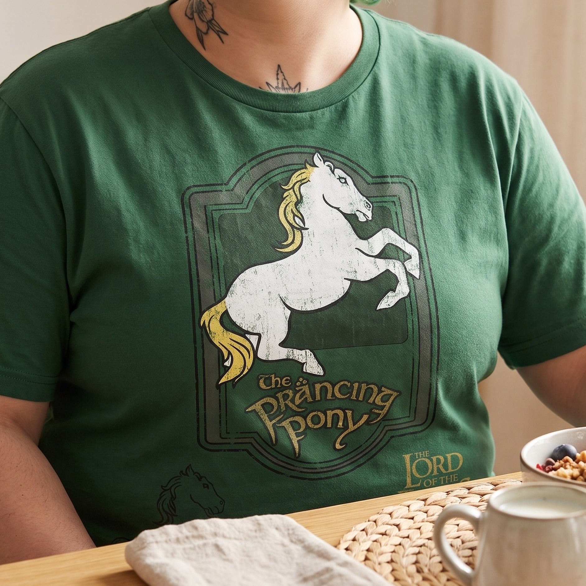 Produktbild Der Herr der Ringe - Zum Tänzelnden Pony Logo T-Shirt grün