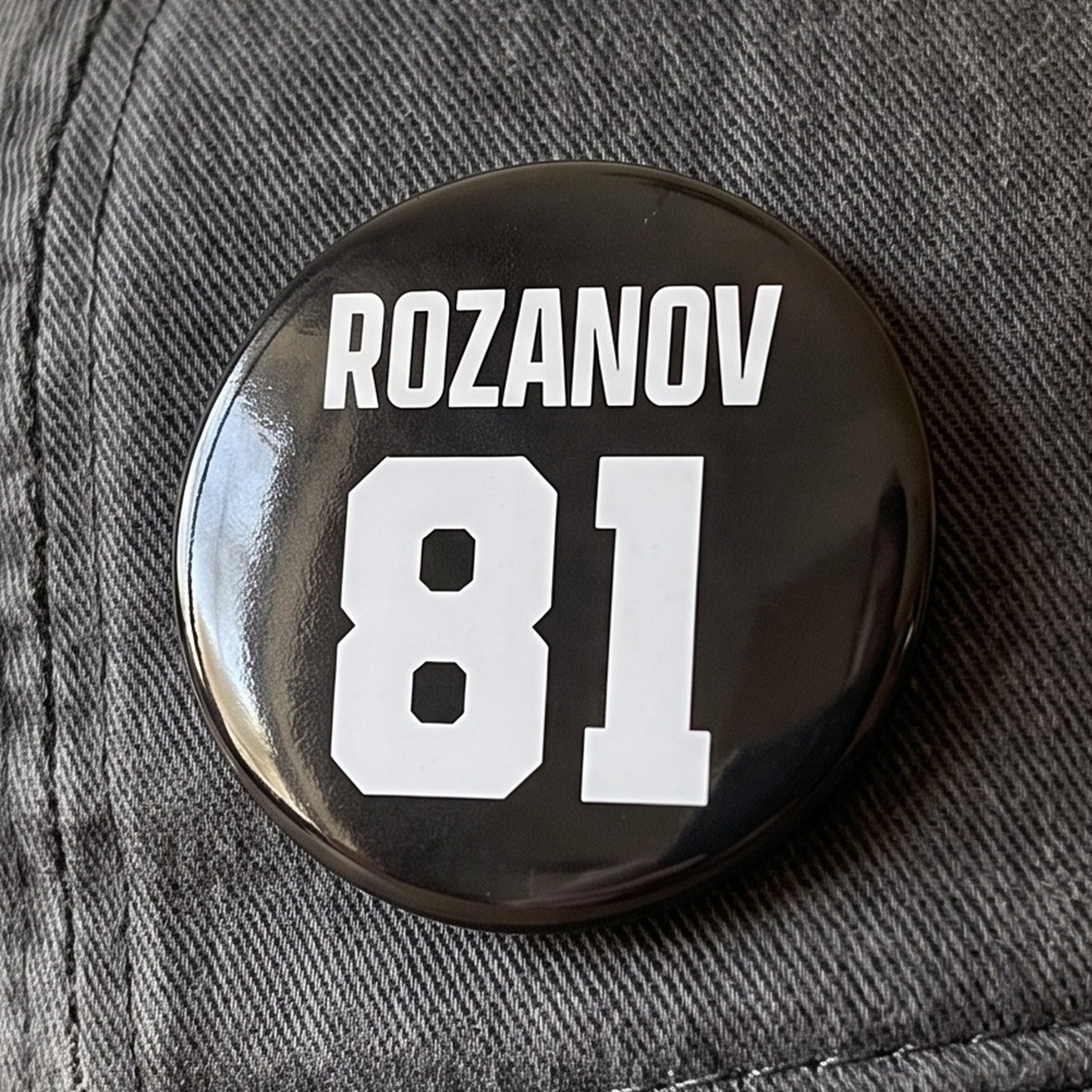 Immagine del prodotto Spilla Rozanov per fan di Heated Rivalry