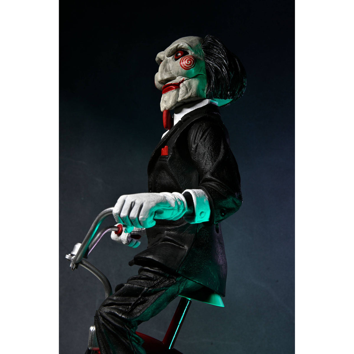 Image produit Figurine articulée Saw avec son Billy sur tricycle 30 cm