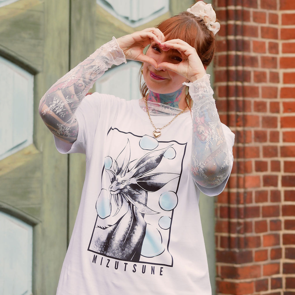 Immagine del prodotto T-shirt Mizutsune bianca per fan di Monster Hunter