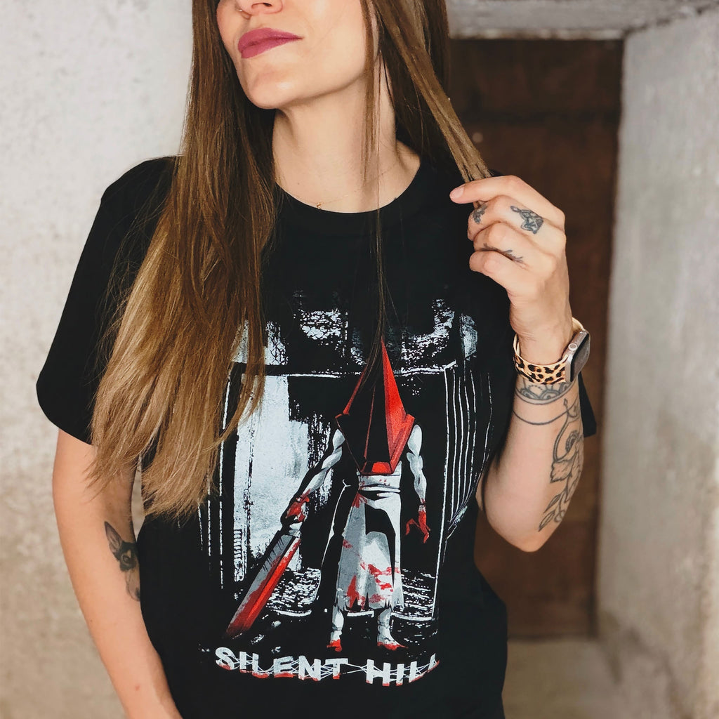 Immagine del prodotto T-shirt nera Pyramid Head per fan di Silent Hill