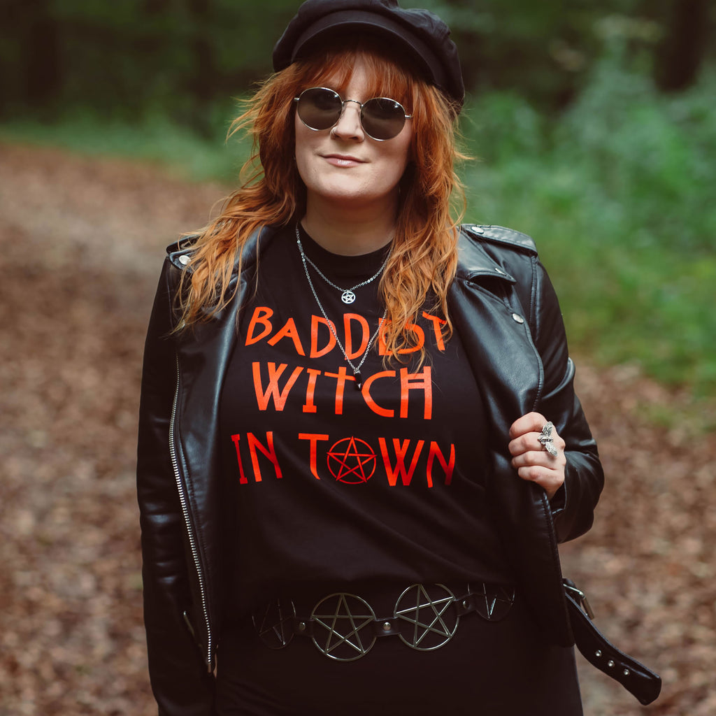 Immagine del prodotto T-shirt Baddest Witch in Town per fan di American Horror Story