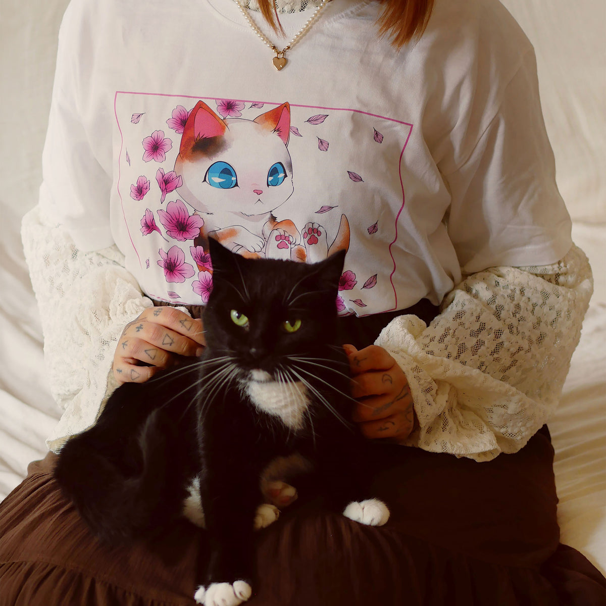 Immagine del prodotto T-shirt Maomao The Cat Edizione Limitata per fan de I diari della speziale